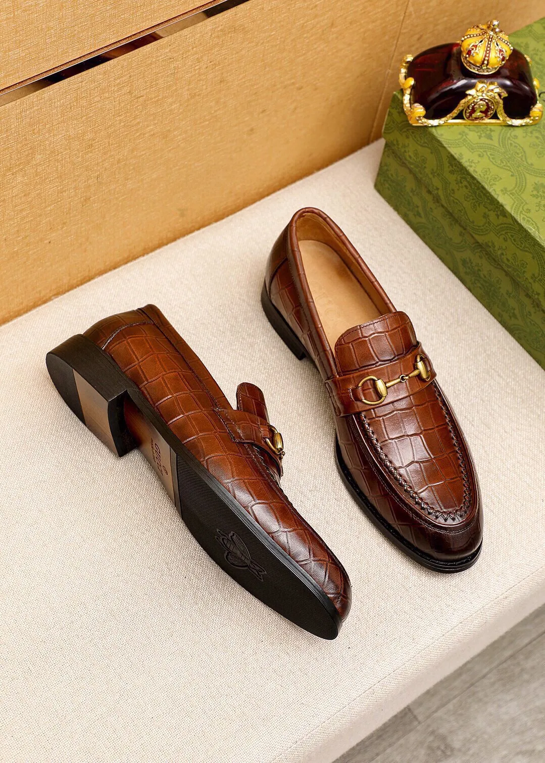Men's shoes 💰460 💐 Product trademark: GUCCI "Gucci" casual leather shoes Regular size: 38-44 (45🉑️customized) Product materials: Selected imported first-layer calfskin embossed upper + luxury hardware buckle, imported water-dyed cow leather lining. Strong three-dimensional visual effect, combined outsole Color: 2⃣️colors available